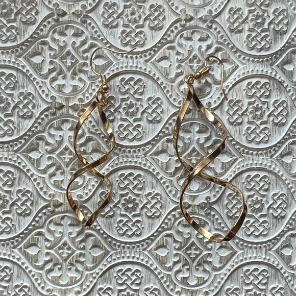 2/$15 NEW statement dangle earrings gold spiral - Picture 1 of 1